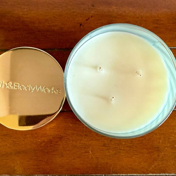 NEW SUMMER RAIN 3-Wick Glowing Luminary 14.5 oz Candle  Bath & Body Works - Picture 2 of 3